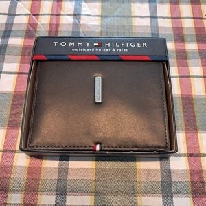 NIB Tommy Hilfiger Black Leather Card Holder and Wallet